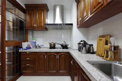 中式裝修風(fēng)格廚房櫥柜裝飾效果圖 五金交電的巧妙融合